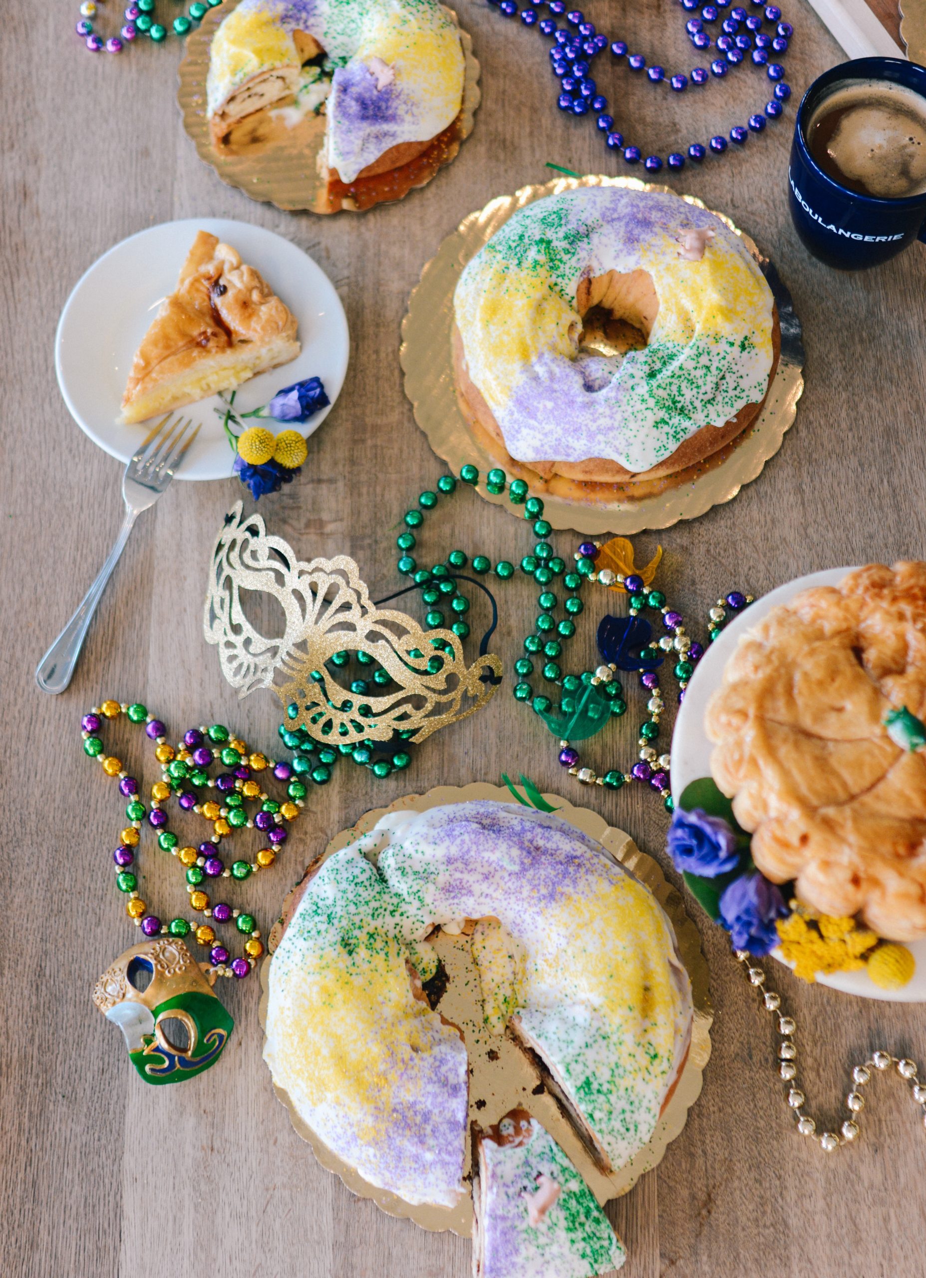 https://laboulangerienola.com/wp-content/uploads/2020/12/King-Cake-tablescape-2-21-scaled.jpg